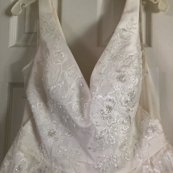 David Bridals wedding dress, size 12, never worn. - Picture 2 of 5